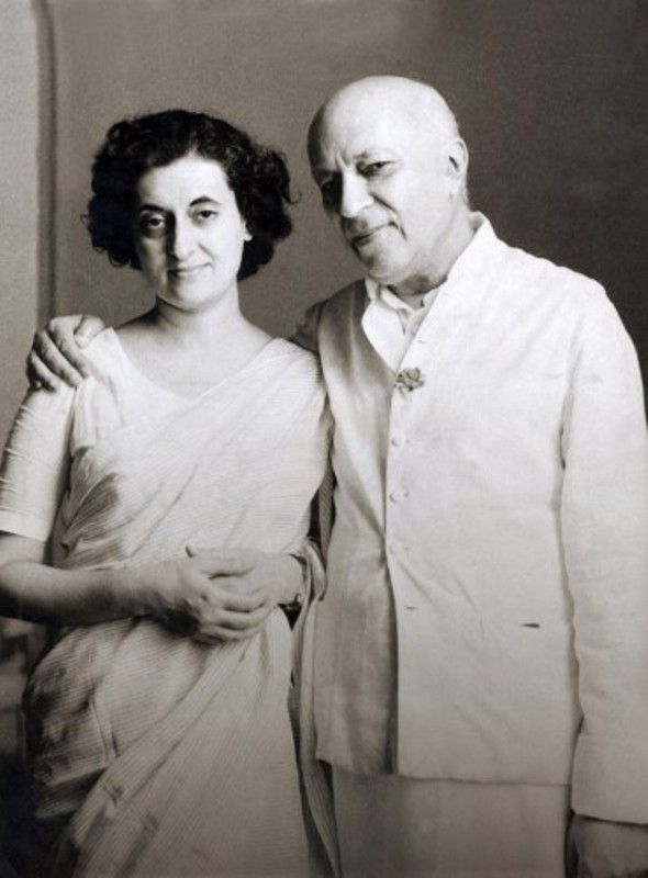 जवाहरलाल नेहरू अपनी बेटी इंदिरा गांधी के साथ