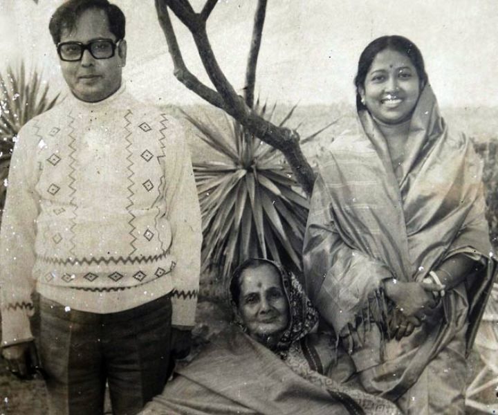 प्रणब मुखर्जी अपनी पत्नी और मां के साथ