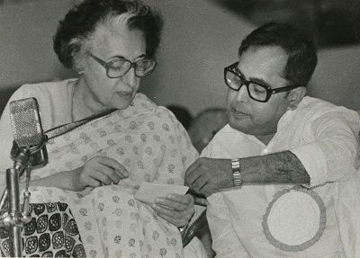 प्रणब मुखर्जी पूर्व प्रधानमंत्री इंदिरा गांधी के साथ