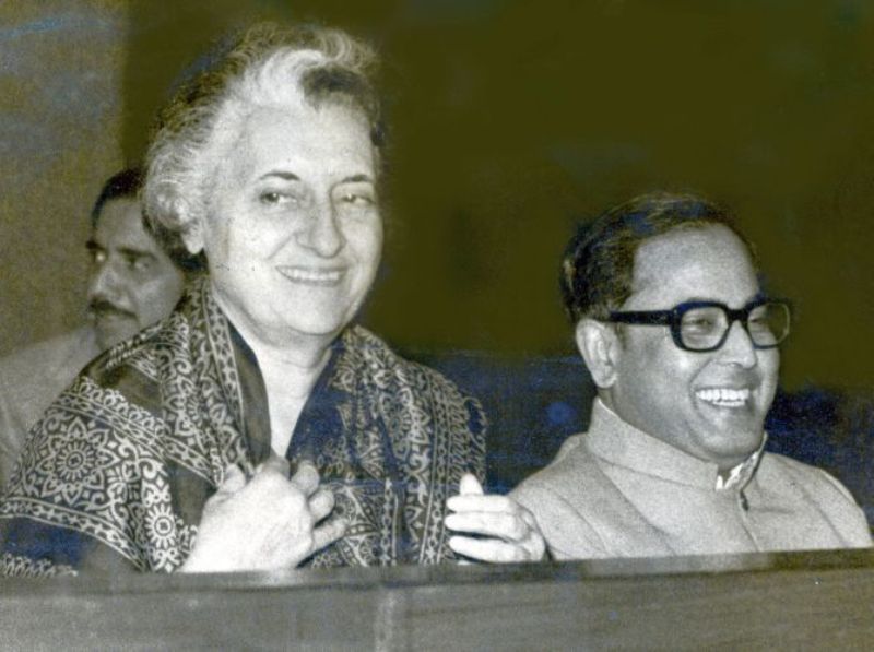 बजट भाषण देने के बाद 1982 में इंदिरा गांधी के साथ प्रणब मुखर्जी