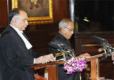 प्रणब मुखर्जी ने भारत के 13वें राष्ट्रपति के रूप में शपथ ली