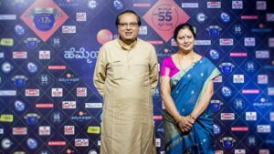 मुख्यमंत्री चंद्रू अपनी पत्नी के साथ
