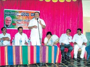 भाजपा के सदस्य के रूप में एक रैली को संबोधित करते मुख्यमंत्री चंद्रू