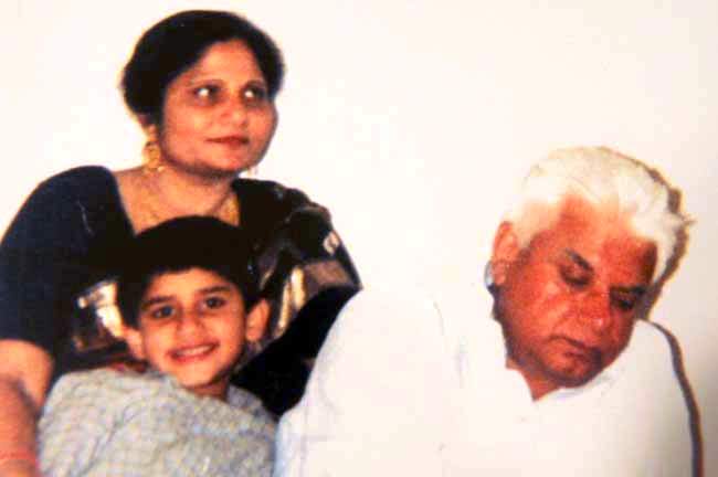 1980 के दशक में उज्जवला शर्मा और एनडी तिवारी और उनके बेटे रोहित के साथ रोहित शेखर तिवारी की बचपन की तस्वीर