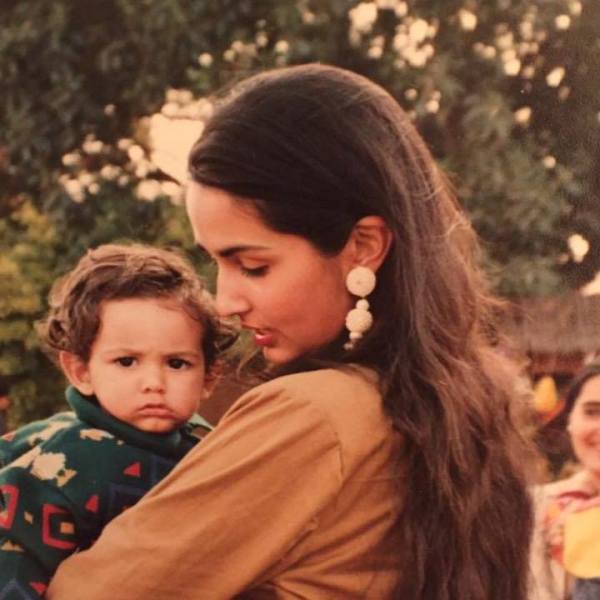 अपनी मां सिमर दुगाला के साथ अर्जन सिंह दुग्गल की बचपन की तस्वीर