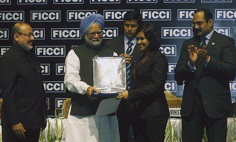 प्रधानमंत्री मनमोहन सिंह से पुरस्कार ग्रहण करती देवीता सराफ