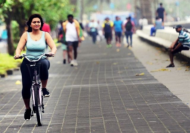 देविता सराफ मुंबई में मरीन ड्राइव पर बाइक चला रही हैं