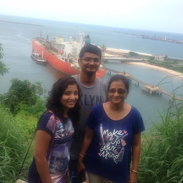 लहरी संजू अपनी मां और भाई के साथ 