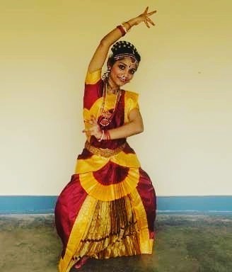 लहरी संजू प्रशिक्षित कथक नृत्यांगना हैं