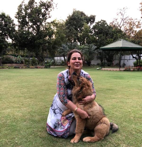 नवजोत कौर सिद्धू अपने कुत्ते के साथ खेल रही हैं