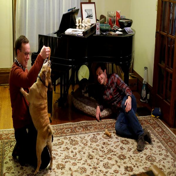पीट बटिगिएग और चेस्टन ग्लेज़मैन अपने कुत्तों के साथ खेल रहे हैं