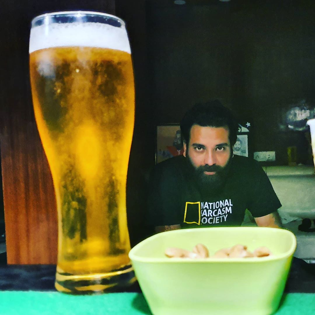 1652420164 837 Anubhav Singh Bassi उम्र गर्लफ्रेंड परिवार Biography Hindi एक गिलास बियर के साथ अनुभव बस्सी