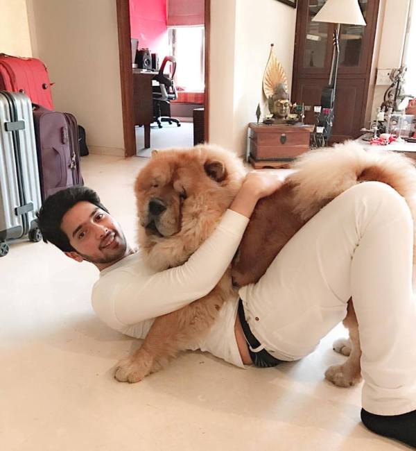 अरमान मलिक अपने कुत्ते के साथ