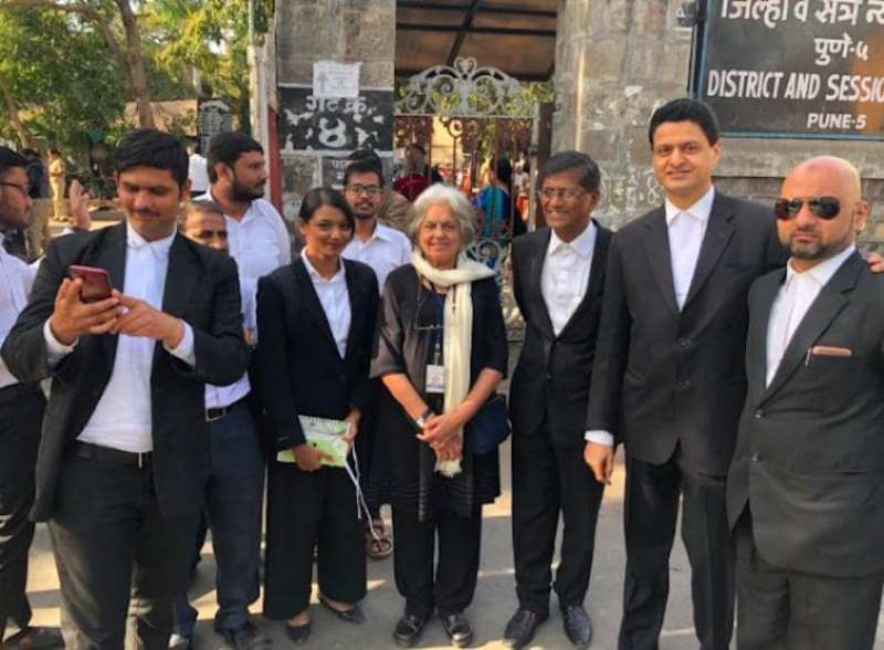 इंदिरा जयसिंह अपने वकीलों की टीम के साथ