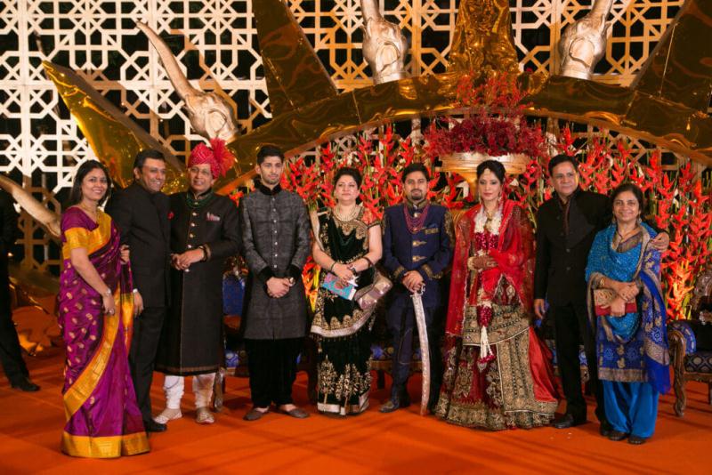 एक शादी में परिवार के साथ अभिषेक सिंघवी