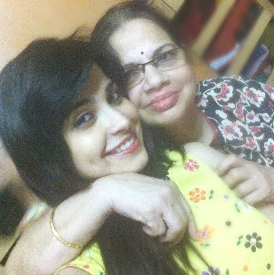 हर्षा खांडेपारकर अपनी मां के साथ
