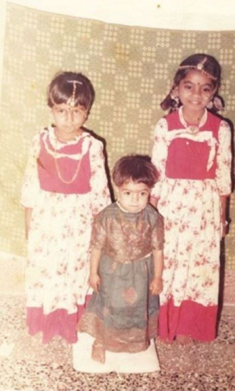 राजश्री देशपांडे की अपनी बहनों के साथ बचपन की एक तस्वीर