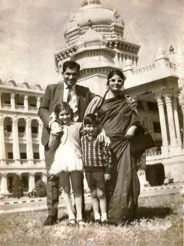 अपने माता-पिता और भाई के साथ अलका याज्ञनिक की बचपन की तस्वीर
