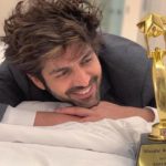 कार्तिक आर्यन अपने मसाला पुरस्कार के साथ - सोनू के टीटू की स्वीटी के लिए सर्वश्रेष्ठ अभिनेता