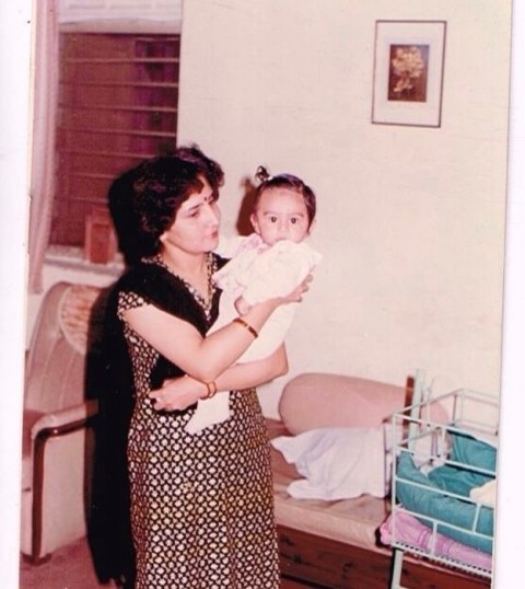 बचपन में अपनी मां के साथ कार्तिक आर्यन