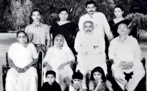 हीराबेन मोदी अपने परिवार के साथ