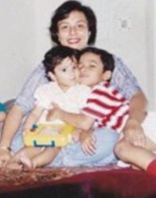 रागिनी टंडन अपनी मां और भाई के साथ - बचपन की तस्वीर