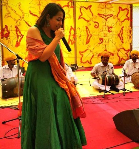 मंच पर प्रस्तुति देती रागिनी टंडन