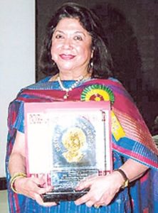 इंदिरा गांधी प्रियदर्शिनी पुरस्कार के साथ रितु कुमार