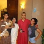 राजदीप सरदेसाई अपनी पत्नी और बच्चों के साथ