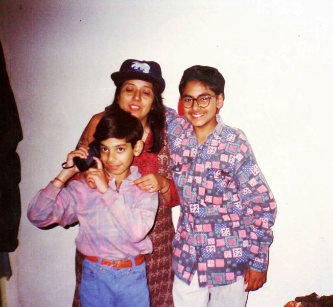अपनी मां और भाई के साथ पावेल गुलाटी की एक पुरानी तस्वीर