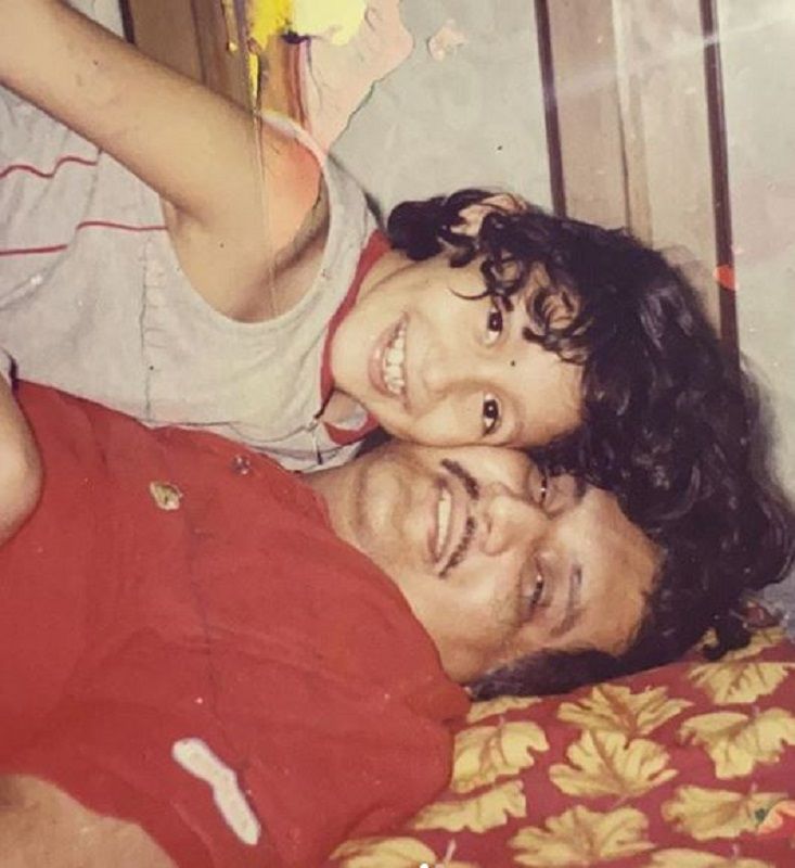 श्रेया चौधरी की अपने पिता के साथ बचपन की तस्वीर