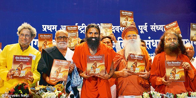 मोरारी बापू, बाबा रामदेव, गुरु शरणानंद, स्वामी शुकदेवानंदजी और अन्य आध्यात्मिक गुरुओं ने आगे एक पुस्तक का विमोचन किया