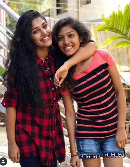 श्रेया अंचन अपनी बहन के साथ