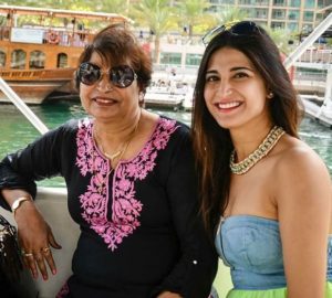 अहाना कुमरा अपनी मां के साथ