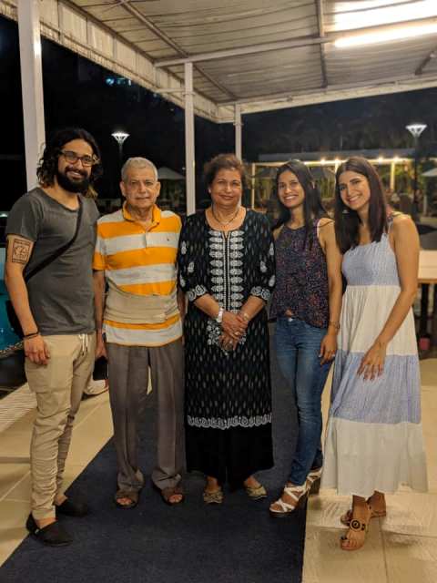 अहाना कुमरा अपने परिवार के साथ