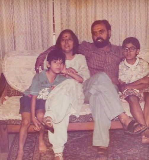 पारुल गुलाटी अपने माता-पिता और भाई के साथ