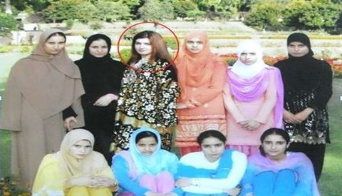 कश्मीरी मुस्लिम महिलाओं के साथ मुशाल मलिक
