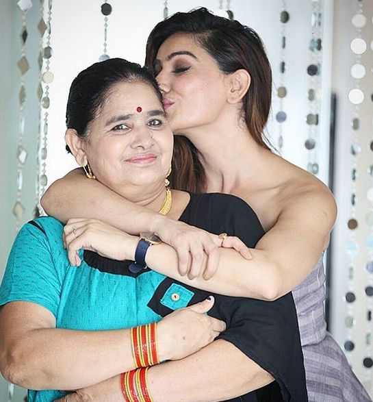 कंगना शर्मा अपनी मां के साथ