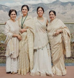 अनीता डोंगरे अपनी मां और बहनों के साथ