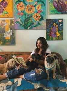अनिंदिता बोस अपने पालतू कुत्तों के साथ