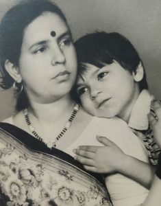 सुनीता रजवार के भाई और उनकी मां।
