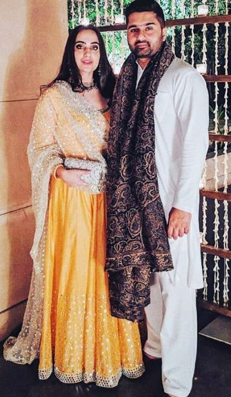जोरावर सिंह अहलूवालिया अपनी पत्नी कुशा कपिला के साथ