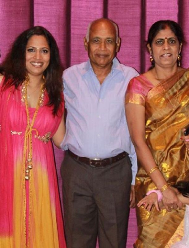 श्रुति अर्जुन आनंद अपने माता-पिता के साथ