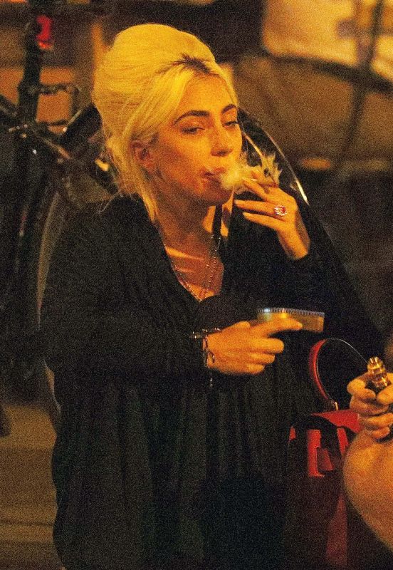 लेडी गागा धूम्रपान