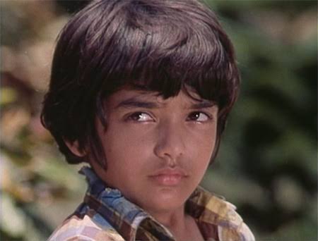 1975 की बॉलीवुड फिल्म दीवार में अमिताभ के रूप में अलंकार जोशी