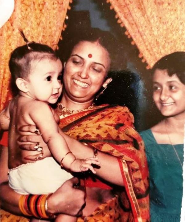 अपनी मां और बहन के साथ मोनाली ठाकुर की बचपन की एक तस्वीर