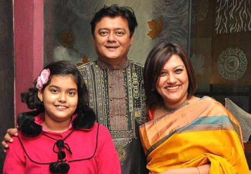 शाश्वत चटर्जी अपनी पत्नी और बेटी के साथ