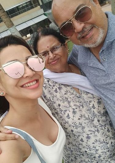 प्लाबिता बोरठाकुर अपने माता-पिता के साथ