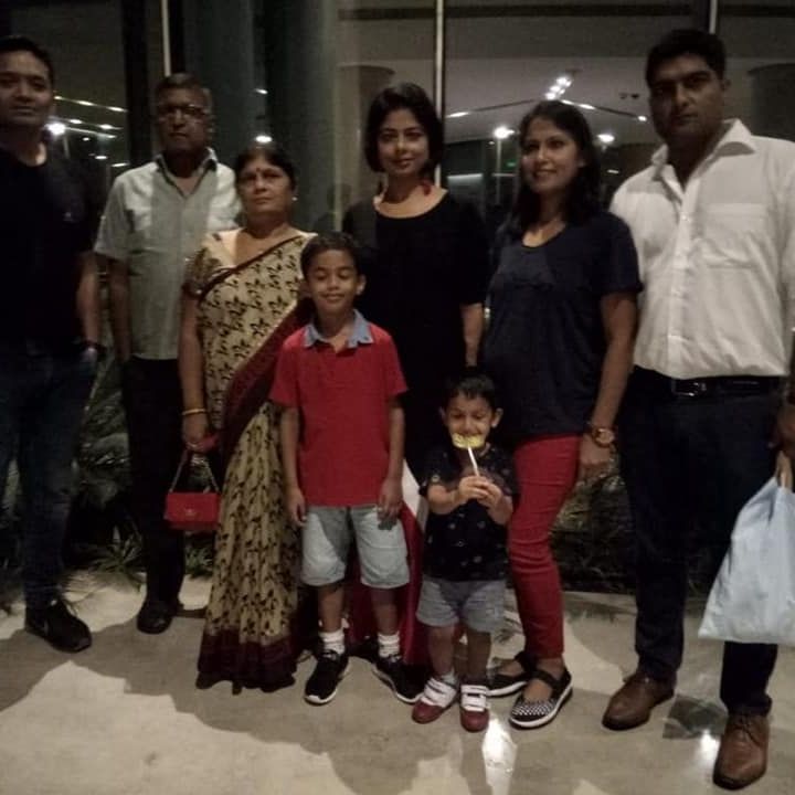 सारिका सिंह अपने परिवार के साथ