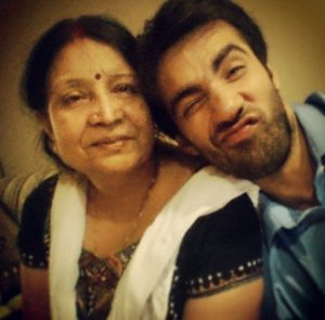 अविनाश तिवारी अपनी मां के साथ